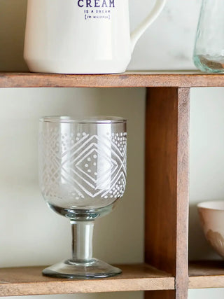 Wijnglas gerecycled glas Kiyomi van Bloomingville, toegepast in een sfeervolle interieursetting