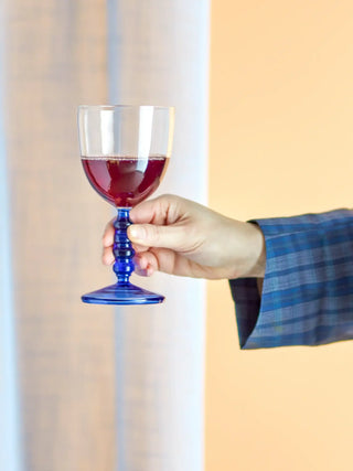 Wijnglas glas blauw Noemi van Bloomingville, toegepast in een sfeervolle interieursetting