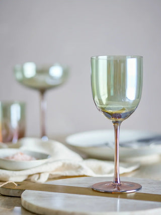 Wijnglas glas brons Aston - 4 stuks van Bloomingville, toegepast in een sfeervolle interieursetting