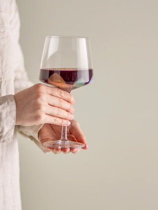 Wijnglas glas bruin Gildor van Bloomingville, toegepast in een sfeervolle interieursetting