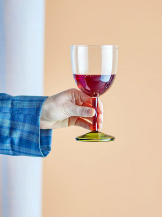 Wijnglas glas groen Martine van Bloomingville, toegepast in een sfeervolle interieursetting