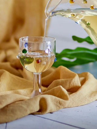 Wijnglas glas helder Thalia van Bloomingville, toegepast in een sfeervolle interieursetting