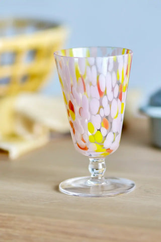 Wijnglas glas roze Lilya van Bloomingville, toegepast in een sfeervolle interieursetting