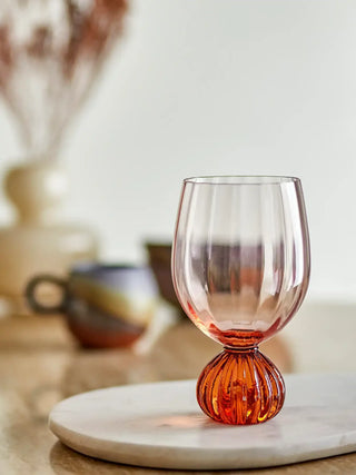 Wijnglas glas roze taurin van Bloomingville, in een gestileerde detailopstelling