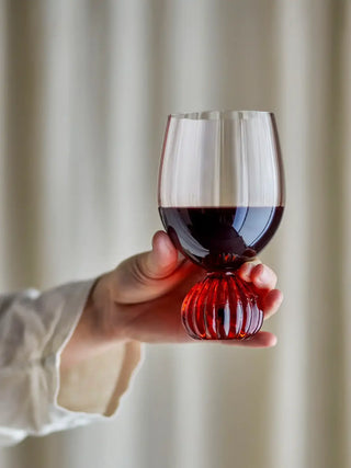 Wijnglas glas roze taurin van Bloomingville, toegepast in een sfeervolle interieursetting