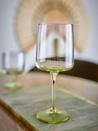 Wijnglazen glas paars Luciana - 6 stuks van Bloomingville, toegepast in een sfeervolle interieursetting