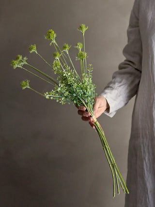 Wildbloemen kunstbloem groen van Bloomingville, toegepast in een sfeervolle interieursetting