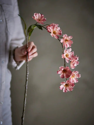 Wilde kersen tak roze van Bloomingville, toegepast in een sfeervolle interieursetting
