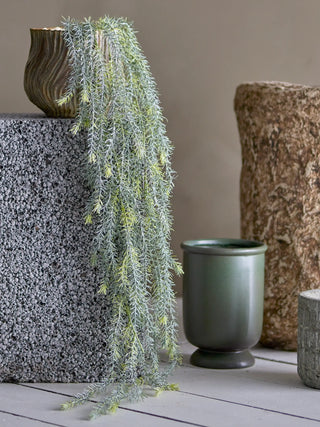 Willow hangplant groen van Bloomingville, toegepast in een sfeervolle interieursetting