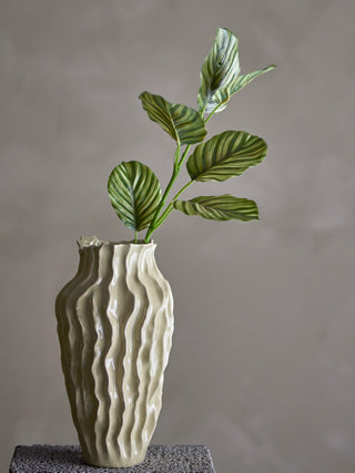 Zebrablad kunstbloem groen van Bloomingville, toegepast in een sfeervolle interieursetting