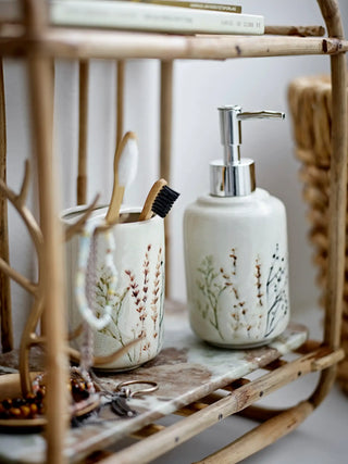 Zeepdispenser set aardewerk nature Bea van Bloomingville, toegepast in een sfeervolle interieursetting