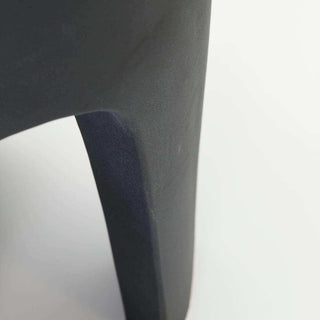 Detail van bijzettafel Beschoei met gebogen uitsparing in de poot