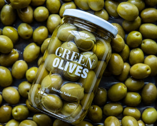 Blokjes feta en groene olijven in een grafisch patroon