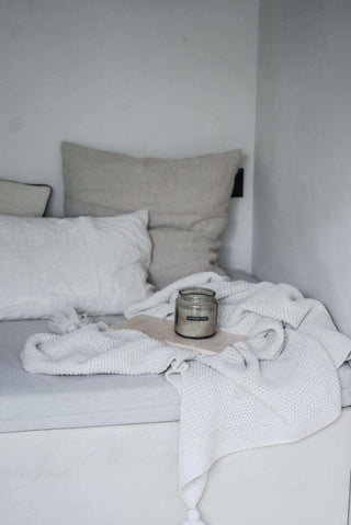 Grote grijze geurkaars Amber Cozy - Het Adres