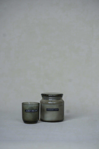 Grote grijze geurkaars Amber Cozy - Het Adres