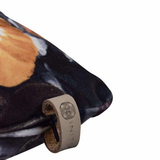 Zachte kussenhoes met abstracte zwart-oranje print en leren label