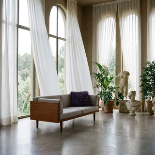 Kussen Pebble Aubergine paars 45x45cm van Haans Lifestyle, toegepast op een stoel of bank in een interieursetting