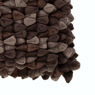 Kussen Pebble bruin 45x45cm van Haans Lifestyle, van dichtbij met de zachte structuur zichtbaar