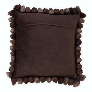 Kussen Pebble bruin 45x45cm van Haans Lifestyle, geplaatst op een stoel met formaat en vorm zichtbaar