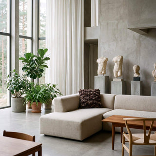 Kussen Pebble bruin 45x45cm van Haans Lifestyle, toegepast op een stoel of bank in een interieursetting