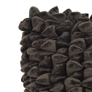 Kussen Pebble Chocolate 45x45cm van Haans Lifestyle, van dichtbij met de zachte structuur zichtbaar