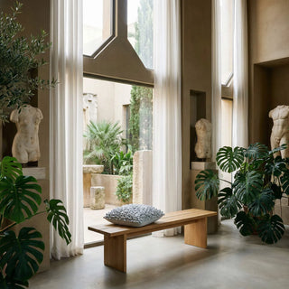 Kussen Pebble Concrete 45x45cm van Haans Lifestyle, toegepast op een stoel of bank in een interieursetting