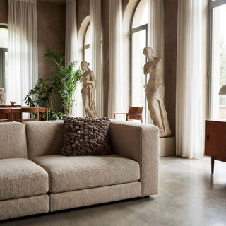 Taupekleurig Pebble Earth kussen van Haans Lifestyle op een beige bank
