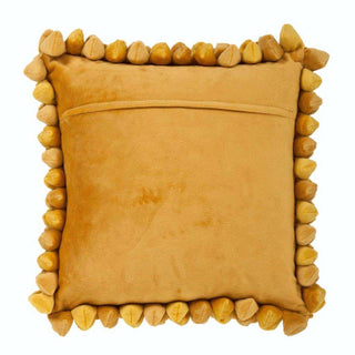 Kussen Pebble geel 45x45cm van Haans Lifestyle, geplaatst op een stoel met formaat en vorm zichtbaar