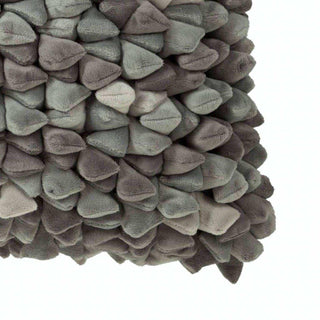 Kussen Pebble grijs van Haans Lifestyle, van dichtbij met de zachte structuur zichtbaar