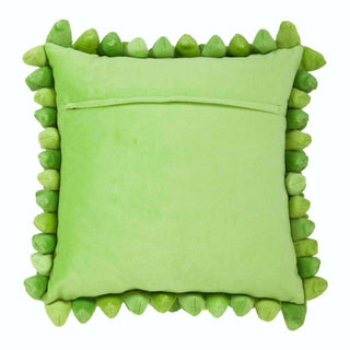 Kussen Pebble groen 45x45cm van Haans Lifestyle, geplaatst op een stoel met formaat en vorm zichtbaar