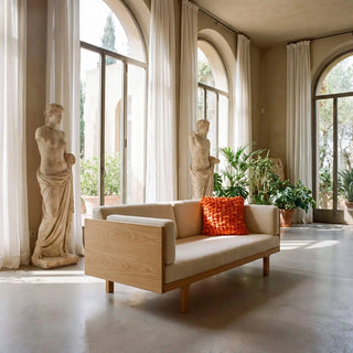 Kussen Pebble Juicy orange van Haans Lifestyle, toegepast op een stoel of bank in een interieursetting
