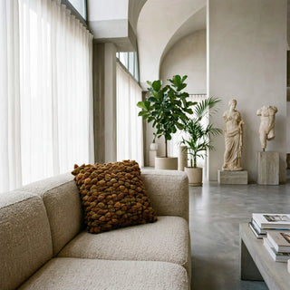 Kussen Pebble Rustic bronze van Haans Lifestyle, toegepast op een stoel of bank in een interieursetting