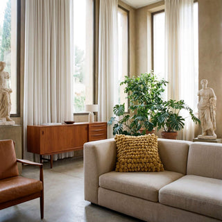 Kussen Pebble Saffron gold van Haans Lifestyle, toegepast op een stoel of bank in een interieursetting