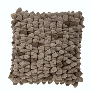 Kussen Pebble taupe 45x45cm van Haans Lifestyle, aan de achterzijde met stof en afwerking zichtbaar