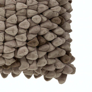 Kussen Pebble taupe 45x45cm van Haans Lifestyle, van dichtbij met de zachte structuur zichtbaar