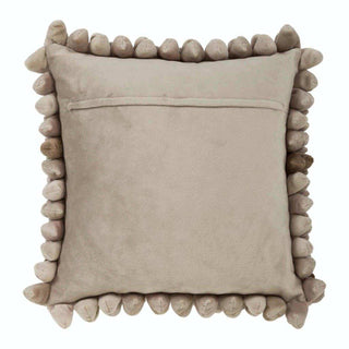 Kussen Pebble taupe 45x45cm van Haans Lifestyle, geplaatst op een stoel met formaat en vorm zichtbaar