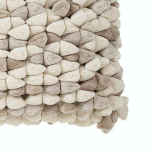 Kussen Pebble wit 45x45cm van Haans Lifestyle, van dichtbij met de zachte structuur zichtbaar