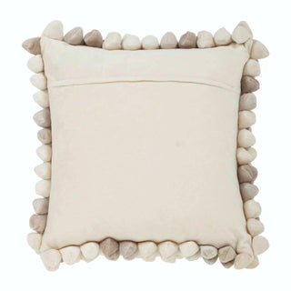 Kussen Pebble wit 45x45cm van Haans Lifestyle, geplaatst op een stoel met formaat en vorm zichtbaar