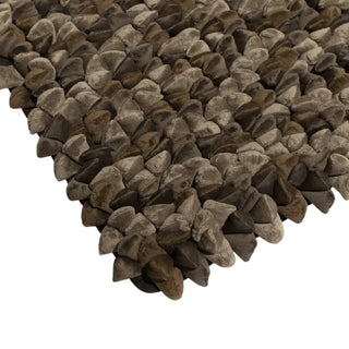 Pebble kleed 65x95cm Coffee brown van Haans Lifestyle, toegepast op een stoel of bank in een interieursetting