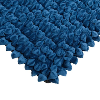 Pebble kleed 65x95cm Maroccan blue van Haans Lifestyle, toegepast op een stoel of bank in een interieursetting