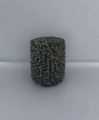 Pebble poef dark graphite 46cm van Haans Lifestyle, toegepast als zitmeubel in een interieursetting