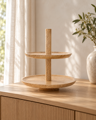 Naturel houten etagère Natural Treat met twee schalen op een houten dressoir