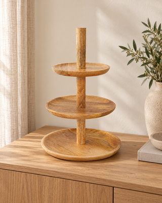 Naturel houten etagère Natural Treat met drie schalen op een houten dressoir