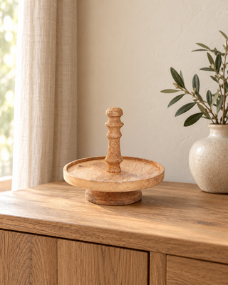 Naturel houten etagère Puerto Viejo met één schaal op een houten dressoir