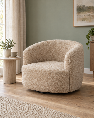 Bocca-fauteuil bij het raam met vrije vloerruimte naast de zitplek.