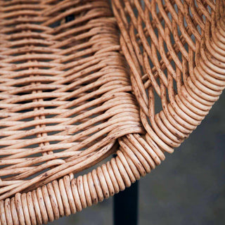 Detail van de gevlochten zitting, afgeronde rand en armleuning van armstoel Hapur