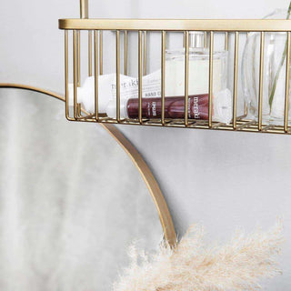 Detail van de draadmand van het Bath badkamerrek met tubes en flacons