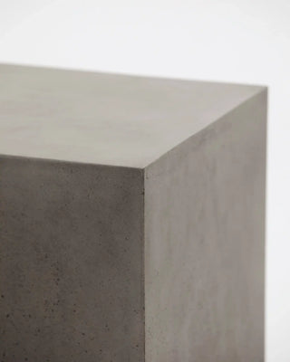 Bank Ceme grijs beton 130cm van House Doctor, van dichtbij met materiaal en afwerking zichtbaar