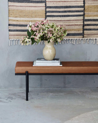 Bank Lao bruin leer 160cm van House Doctor, toegepast in een sfeervolle interieursetting