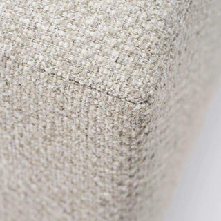 Close-up van de grof geweven bekleding en de naad op een afgeronde hoek van het bankelement